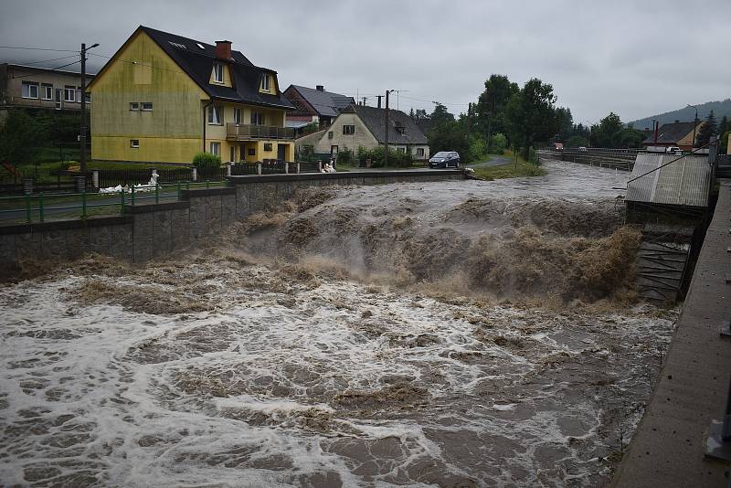 Rozvodněná řeka Bělá v Bělé pod Pradědem - Adolfovicích.