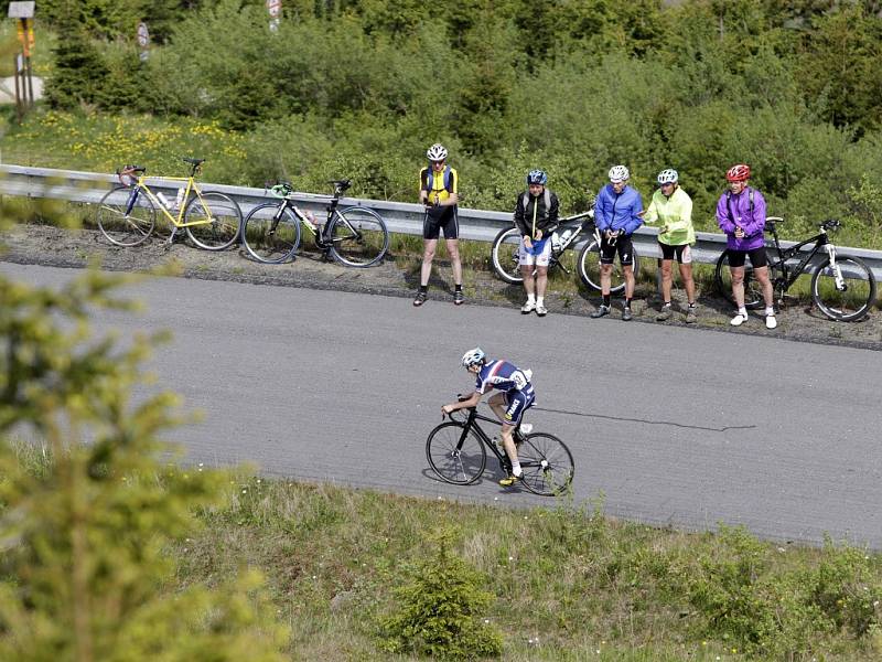 Druhá etapa Závodu míru zavedla peloton z Krnova na Dlouhé stráně