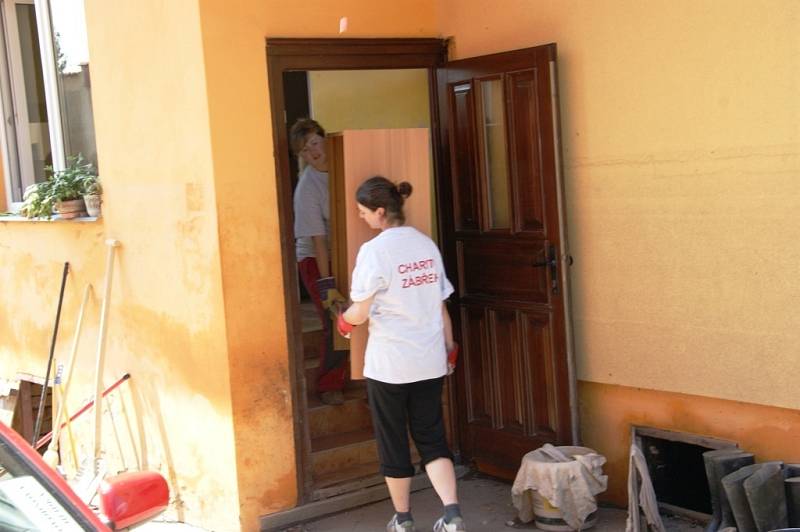 Jedenáct dobrovolníků a dva zaměstnanci Charity Zábřeh se během týdne vystřidalo na Litoměřicku, kde pomáhali lidem postiženým povodní.