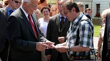 Václav Klaus zavítal včera mimo jiné do ruční papírny ve Velkých Losinách, kde se konal krátký mítink s občany. 