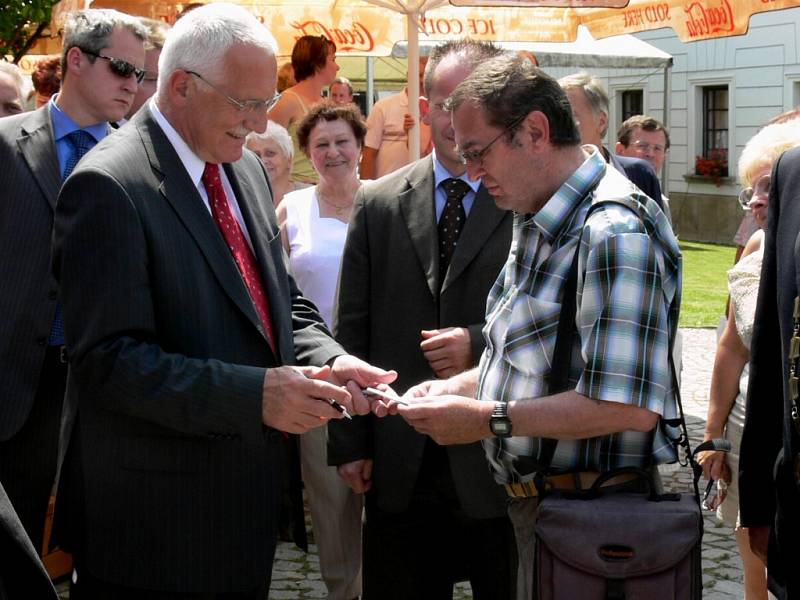 Václav Klaus zavítal včera mimo jiné do ruční papírny ve Velkých Losinách, kde se konal krátký mítink s občany. 