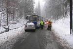 U Hanušovic se 2. ledna srazil osobní vůz s autobusem