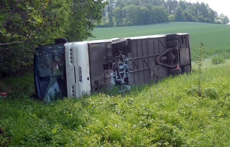 Sedm lidí se zranilo při nehodě autobusu, která se stala v úterý 22. května v 8.20 ráno na silnici mezi Rovenskem a Postřelmůvkem. Autobus skončil mimo silnici, kde se převrátil na bok.