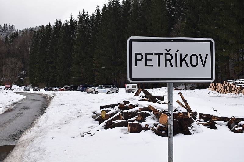 Petříkov v sobotu 27. února 2021. Odstavné parkoviště před vesnicí.