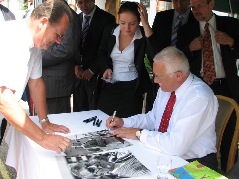 V  Jeseníku prezident podepisoval i historické fotografie z dob, kdy ještě působil v Občanském fóru.