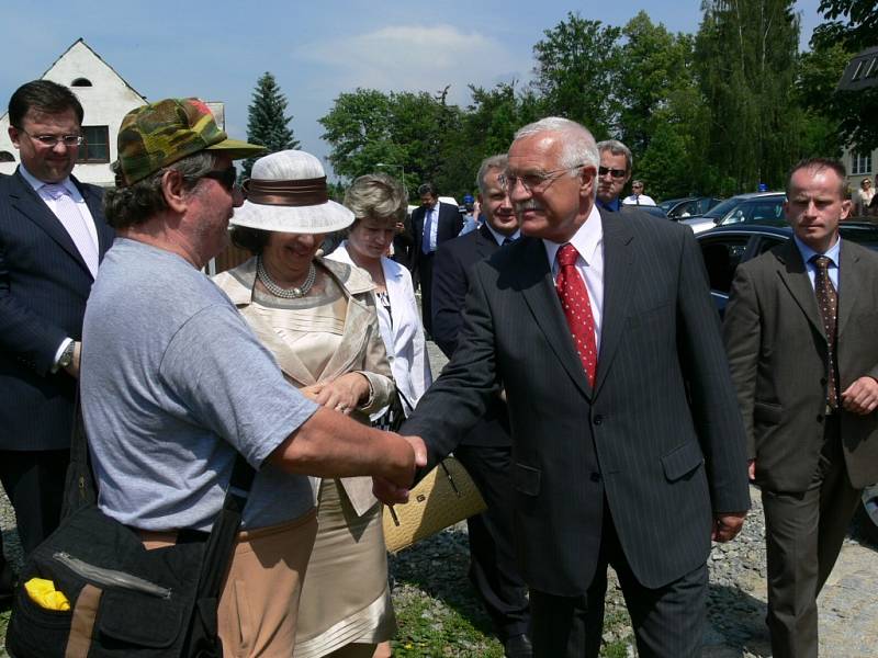 Václav  Klaus se během včerejšího dne několikrát setkal s místními občany a odpovídal na jejich dotazy. Snímek je z Velkých Losin.  