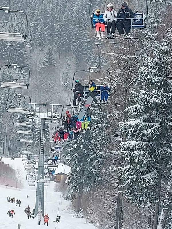 Evakuace lidí uvízlých na zaseknuté lanovce ve skiareálu Přemyslov v Jeseníkách, 6. února 2022