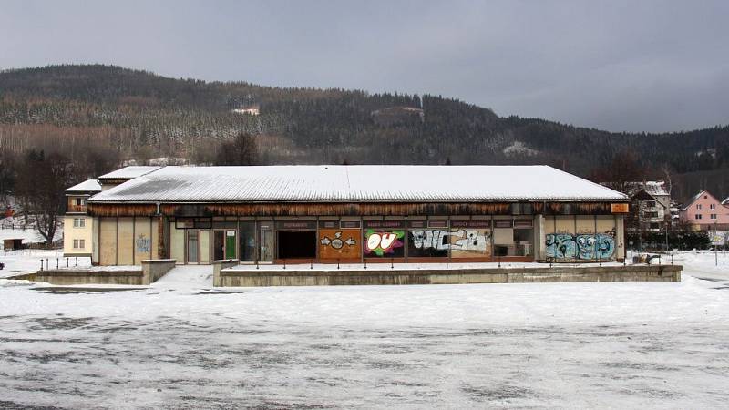 Na začátku 90. let bylo nákupní středisko zvané Áčko mezi lidmi populární prodejnou. Po jeho uzavření se však stalo skladištěm haraburdí, negativně se na jeho stavu podepsali také vandalové. Nyní jej čeká demolice.