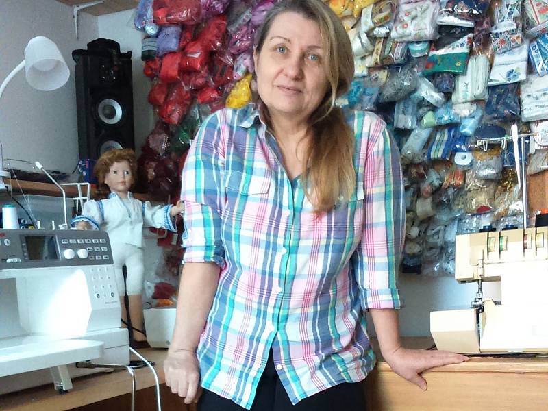 Tvůrkyně krojovaných panenek, Iveta Neoralová z Mohelnice, ve své pracovně.