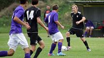 Fotbalisté Holice B (v černém) porazili Velké Losiny 1:0.