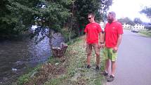 Vodáčtí instruktoři Honza Linhard a Adam Štěpán v místě, kde spadl člověk do rozvodněné řeky Desné.