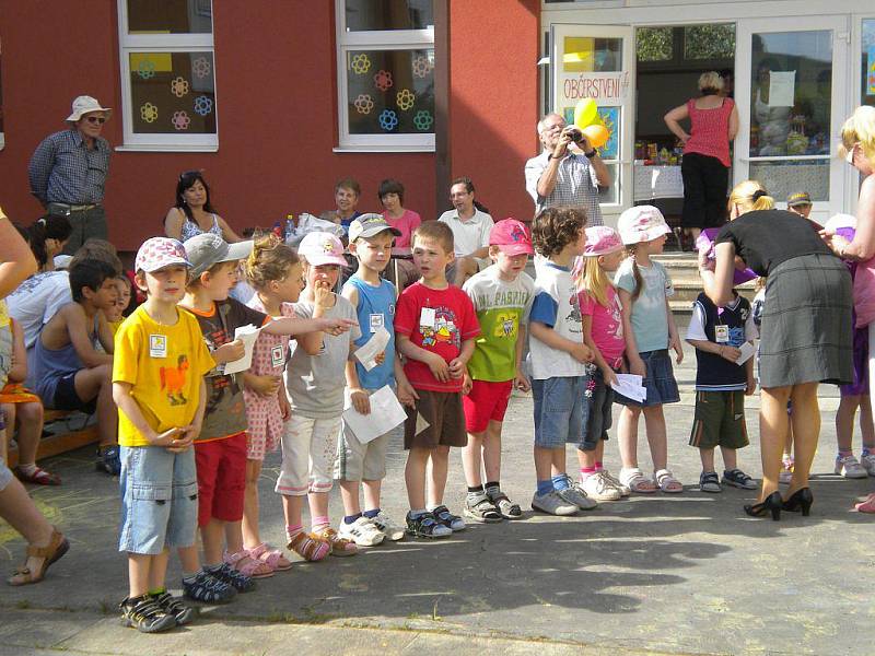 Děti a rodiče Veselé školky během zábavného odpoledne