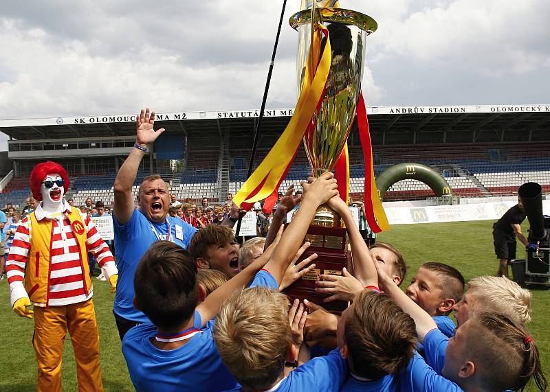 Hráči ZŠ Sluneční Šumperk ovládli 22. ročník McDonald's Cupu a jejich trenér Petr Strnad