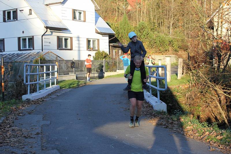  Tomáš Štverák ze Zubří pokořil během uplynulého víkendu devětadvacetkrát Radhošť. Pomáhal tak malému Kubovi a s ním další lidé