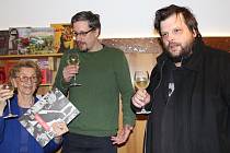 Dana Vargová, scénárista Ondřej Elbel a nakladatel Petr Minařik při křtu komiksové knihy o Juliu Vargovi.