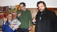 Dana Vargová, scénárista Ondřej Elbel a nakladatel Petr Minařik při křtu komiksové knihy o Juliu Vargovi.