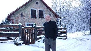 Stefan Szewczyk před svým domem v Travné, kam se už dva roky marně snaží zavést telefon a internet.