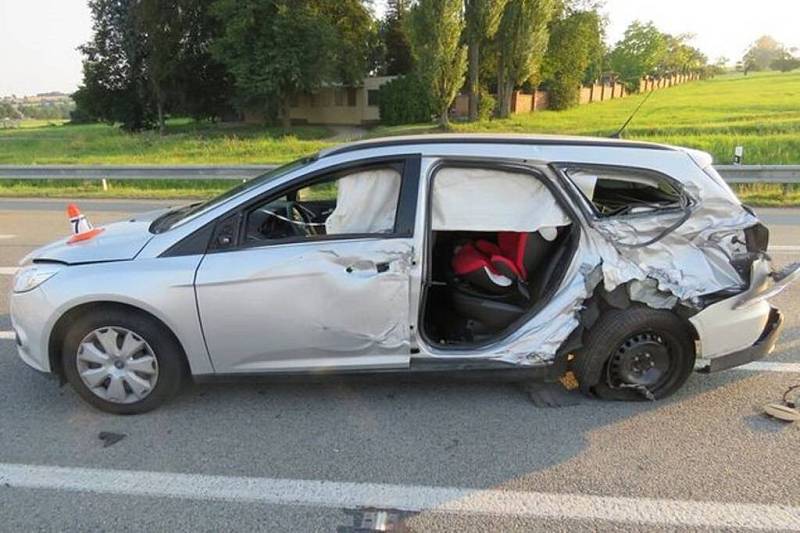 Kvůli oslnění sluncem boural v neděli 28. srpna na ochvatu Rájce řidič Fordu Focus. Přejel do protisměru, kde narazil do autobusu. 