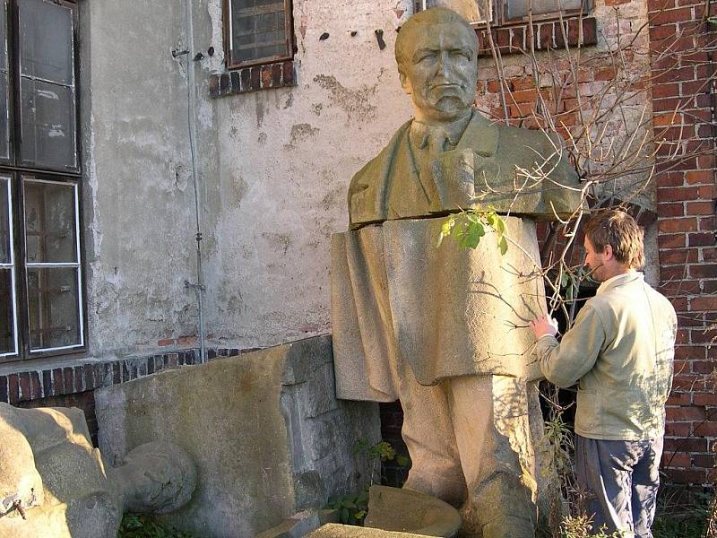 Socha  komunistického prezidenta Klementa Gottwalda na dvoře šumperského muzea