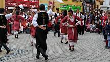 Divácky nejoblíbenější je roztančená ulice. Všechny zúčastněné soubory projdou v průvodu Šumperkem, na několika místech se zastaví a zatančí či zazpívají. Obrovský úspěch sklízeli i tanečníci z Kypru