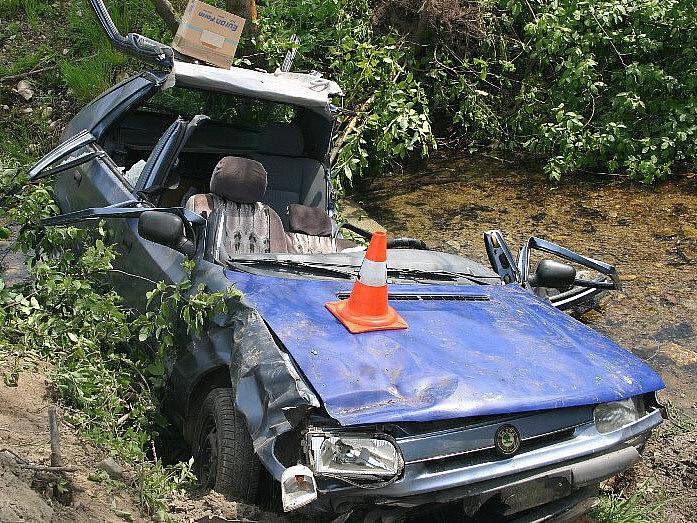 Řidič škodovky se těžce zranil při kolizi poblíž Uhelné