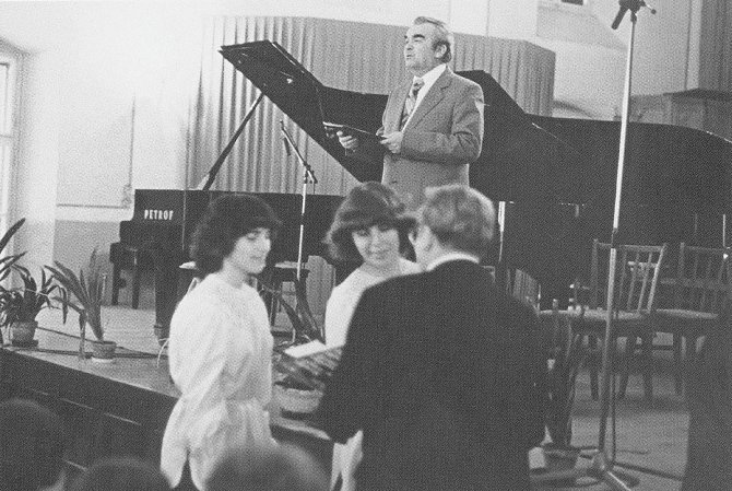 Alois Složil uvádí předávání cen na interpretační soutěži pro klavírní dua v Jeseníku v roce 1980.