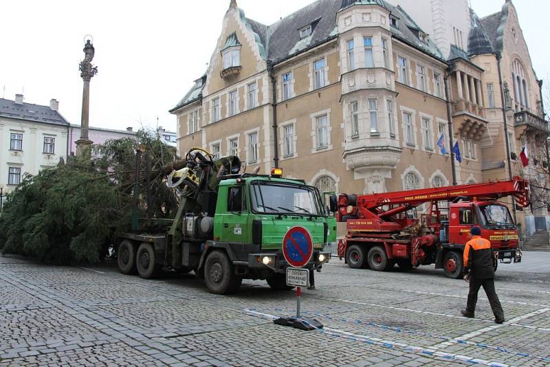 Transport vánočního stromu na náměstí Míru v Šumperku.