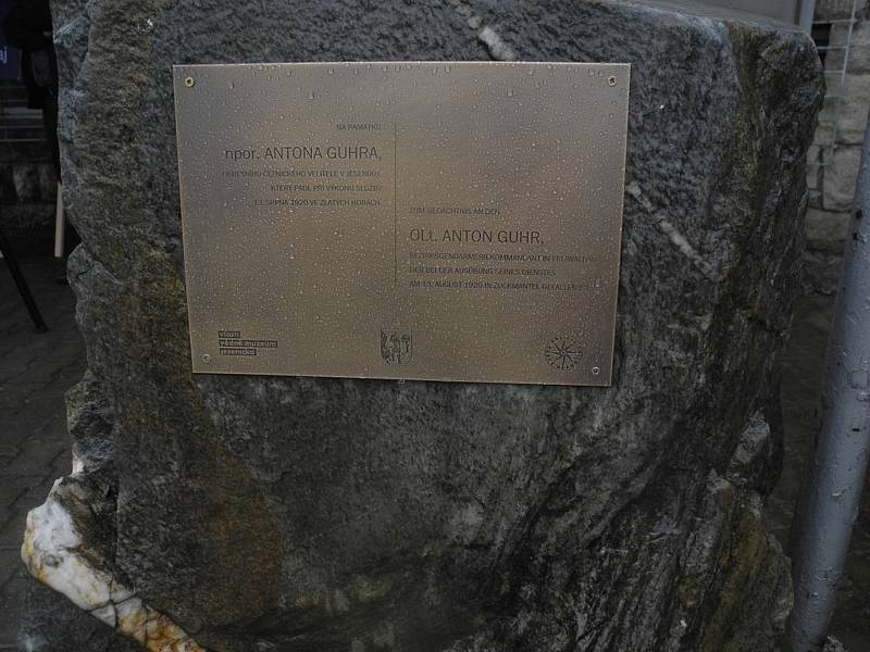 Odhalení pamětní desky nadporučíku četnictva Antonu Guhrovi, který byl ve Zlatých Horách zastřelen při nepokojích v roce 1920.