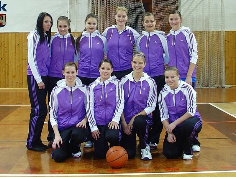 ŠUMPERK B, zleva stojí: Ladislavová, Volková, Brokešová, Bubeníková, Kohoutová, Leštinská, dolní řada: Hejlová, Zárubová, Vavříková a Bargelová