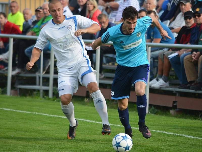 Fotbalisté Jeseníku (v modrém) zdolali Přerov 1:0.