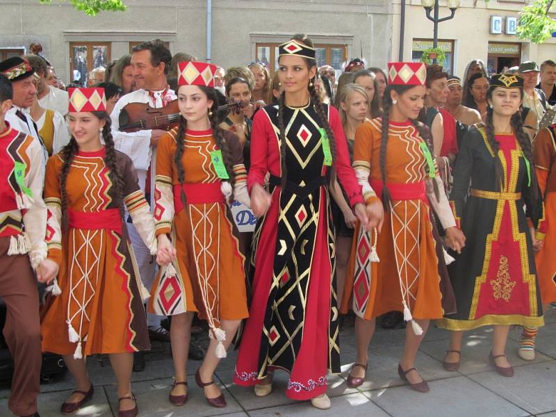 Roztančená ulice – jeden z programů XXII. Mezinárodního folklórního festivalu v Šumperku.