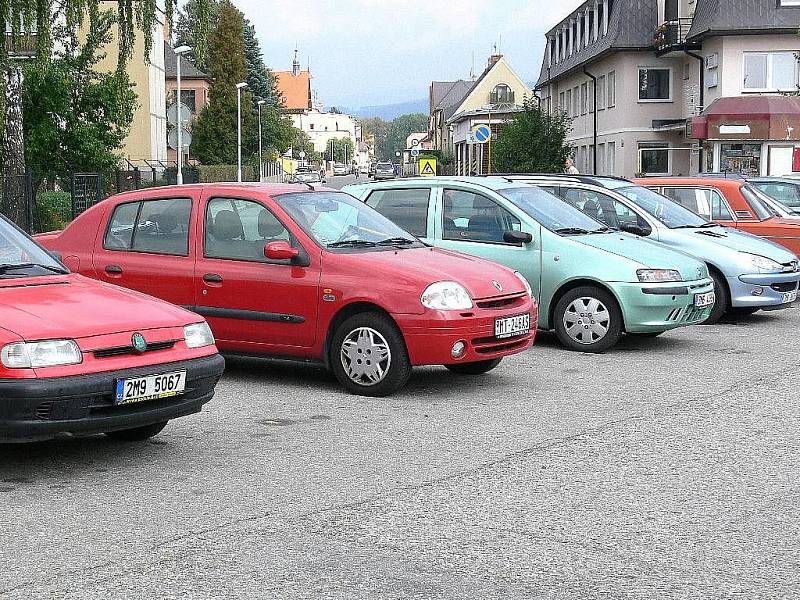 Auta, kam se podíváš, v Šumperku je s parkováním potíž