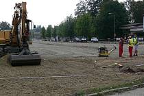 Technika i dělníci již pracují na výstavbě nového parkoviště u šumperské nemocnice