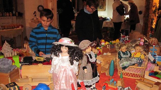 Adventní výstava v Kosově přinesla dobovou vánoční výzdobu a dětem ukázala, s čím si jejich rodiče v  70. a 80. letech minulého století hráli.