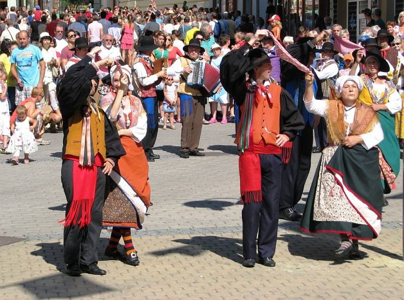 Mezinárodní folklorní festival v Šumperku vrcholí. V sobotu 17. srpna dopoledne zaplnily ulice města domácí soubory i zahraniční hosté, kteří v programu nazvaném Roztančená ulice prošly od radnice přes pěší zónu až do parku U sovy.