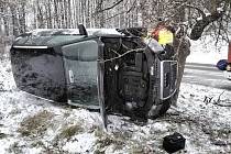 Nehoda osobního auta pod Holubím vrchem v Šumperku v pondělí 12. prosince 2022.