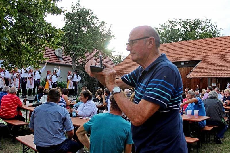 Písně, tance a muzika uchvátily v sobotním podvečeru a večeru návštěvníky babického Mýtinkafestu.