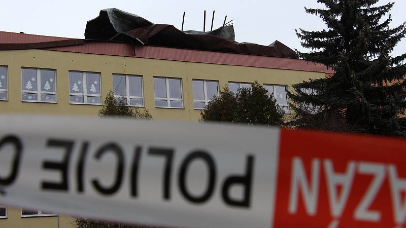 Následky vichru z 10. na 11. 3. 2019.  Poškozená střecha na budově šumperského domova důchodců.