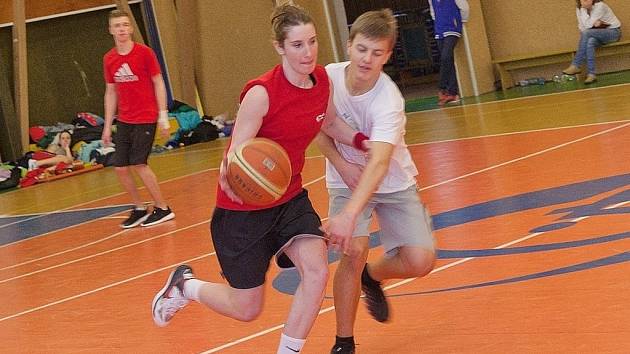 VE DNE V NOCI. Snímek ze čtyřiadvacetihodinového basketbalového klání v Jeseníku.