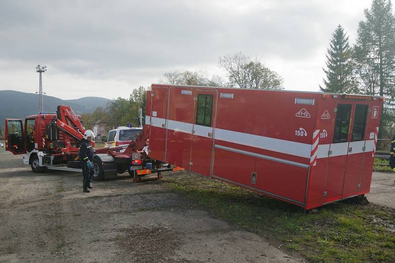 Simulovaná dopravní nehoda dodávky a osobního vlaku na železničním přejezdu v Jeseníku.