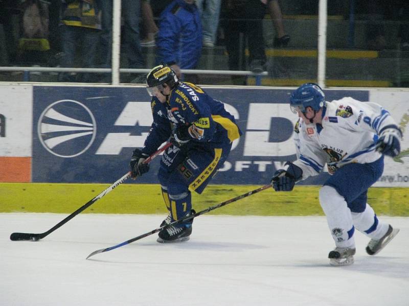 Draci ve třetím finálovém utkání play off porazili Orlovou (bílé dresy)