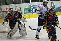 Hokejisté Šumperku (modré dresy) proti Kladnu