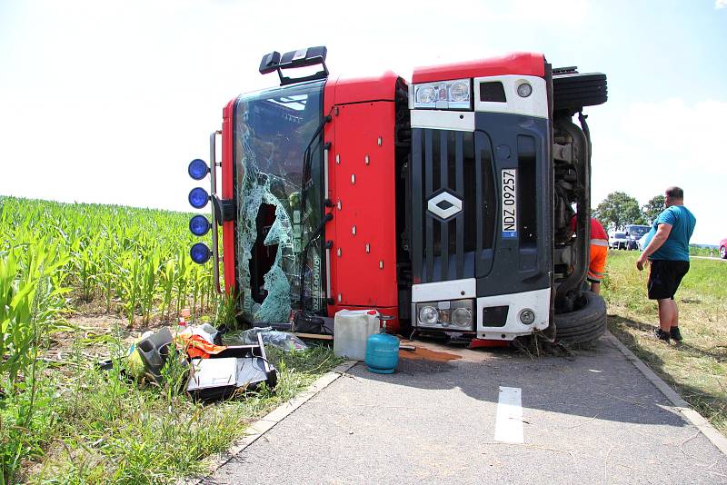 Kamion plný papíru se v noci na středu 12. července převrátil na rovném úseku silnice první třídy mezi Mohelnici a Libivou. Záběry z příprav na vyproštění vozidla ve středu 12. července dopoledne.