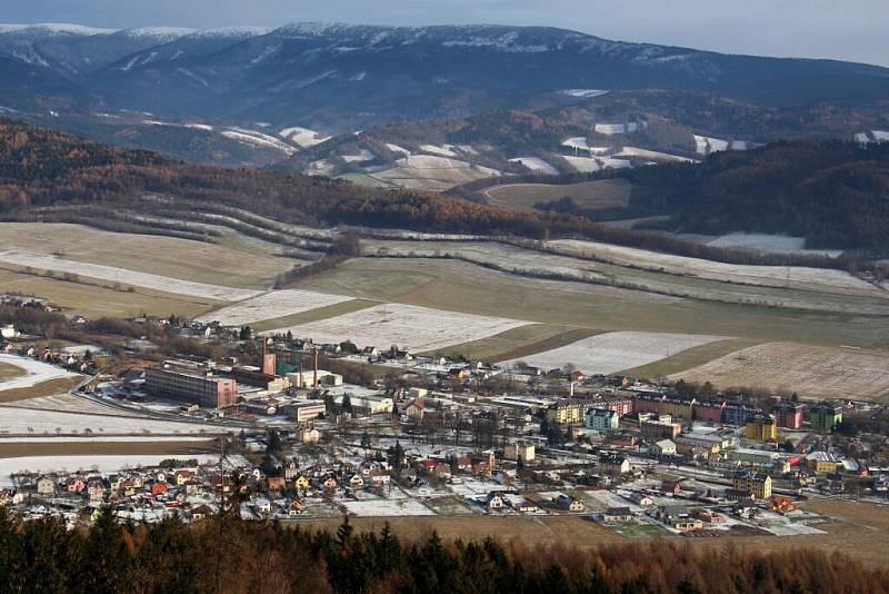 Výhled z rozhledny Bukovka na Předním Bukovém kopci nad Rapotínem