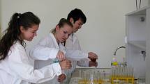 Studenti šumperského gymnázia v nové chemické laboratoři.