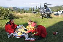 Sedmatřicetiletou ženu, která se zřítila z desetimetrového srázu v údolí Bílé Opavy v Jeseníkách a zlomila si nohu, museli horští záchranáři transportovat vrtulníkem letecké záchranné služby. 