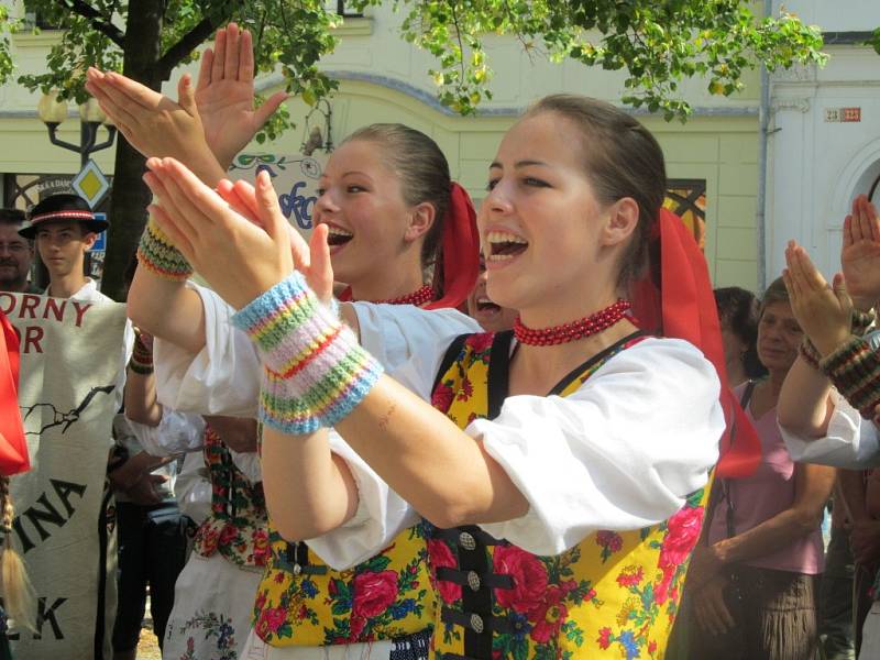 Roztančená ulice – jeden z programů XXII. Mezinárodního folklórního festivalu v Šumperku.