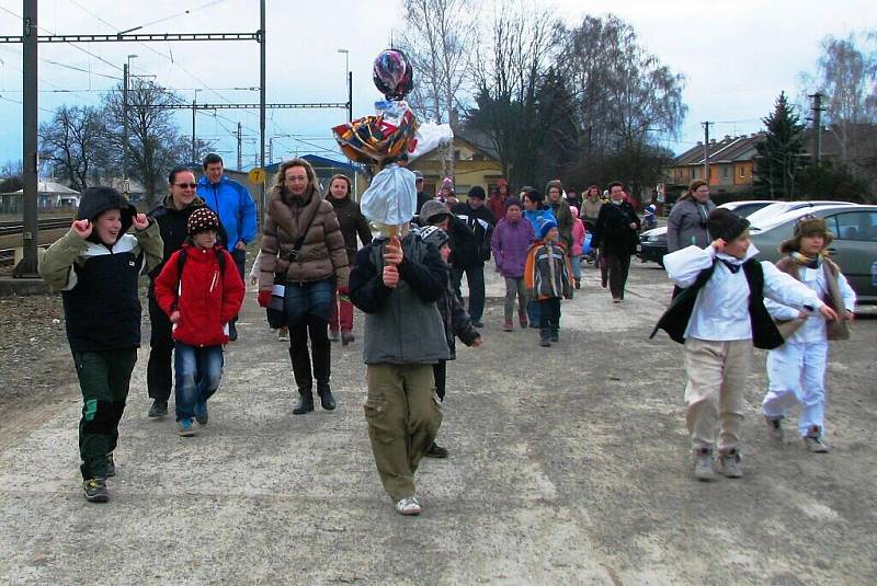 Moranu neboli smrtku vynesli v neděli odpoledne v Postřelmově, a přivítali tak jaro. Na mostě přes Moravu ji zapálili a vhodili do vody.