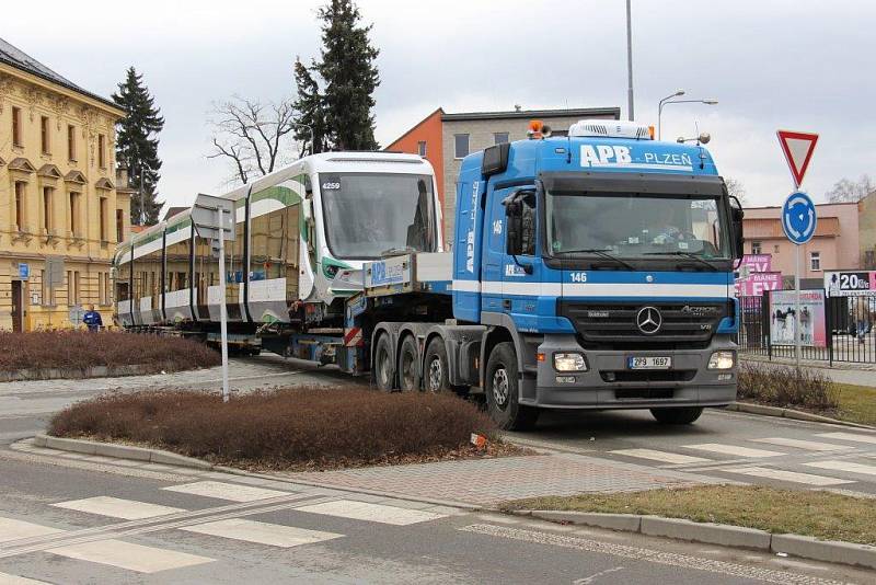 Přeprava tramvaje vyrobené v místním podniku Pars Nova ulicemi Šumperku.