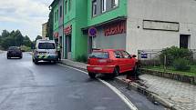 Nehoda divočícího řidiče v Bludově do zdi večerky - 22. 6. 2021